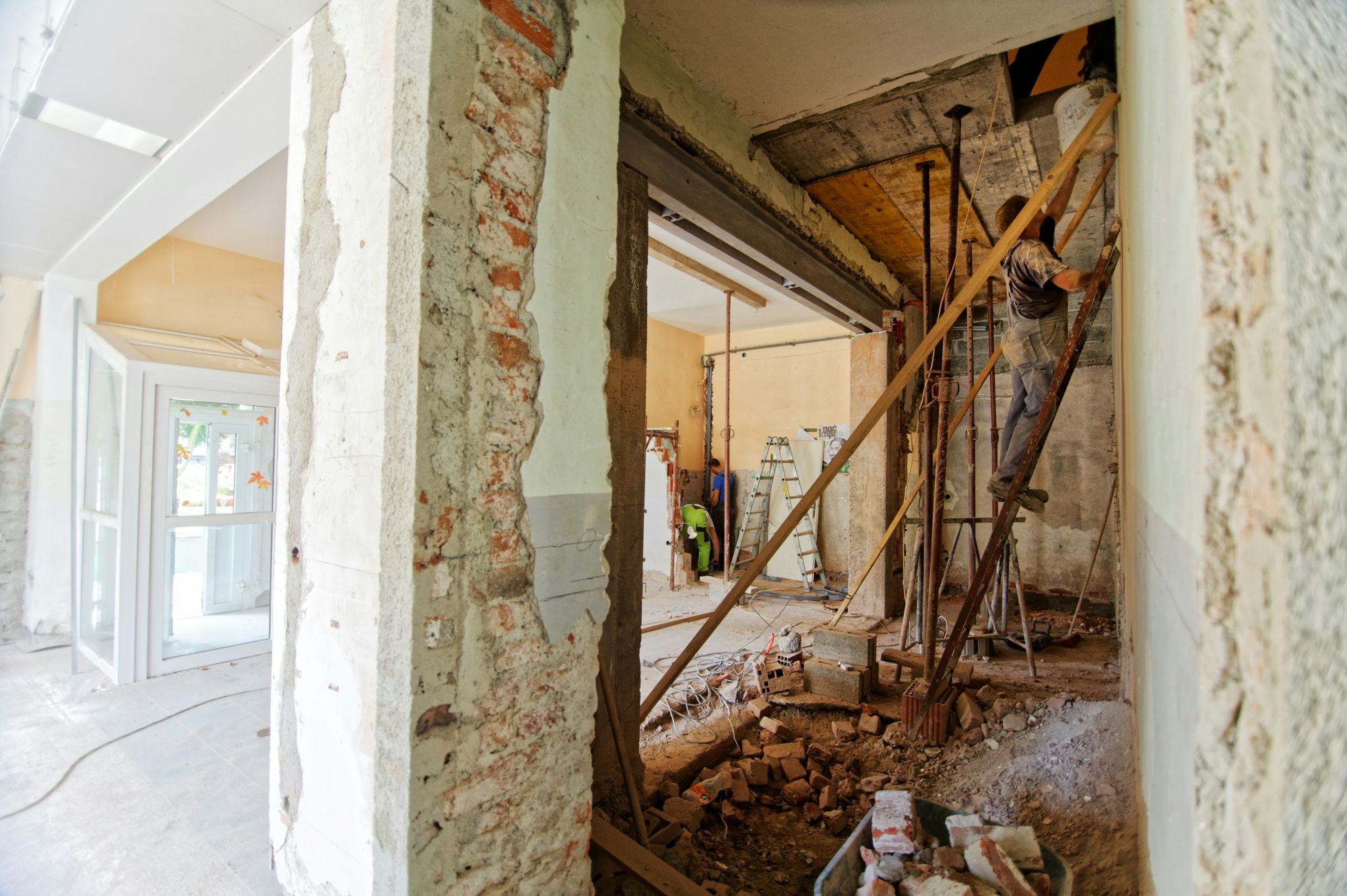 découvrez nos services professionnels pour rénover votre maison à paris et en île-de-france. qualité, expertise et rénovation sur mesure pour votre habitat.